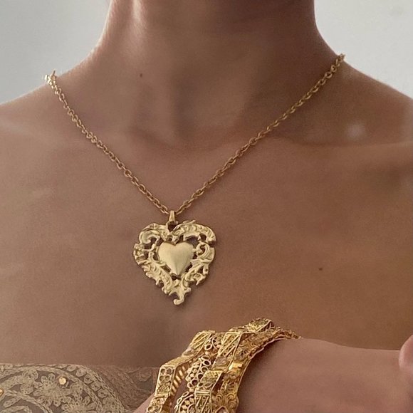 Vintage gold toned heart necklace - Picture 2 of 4